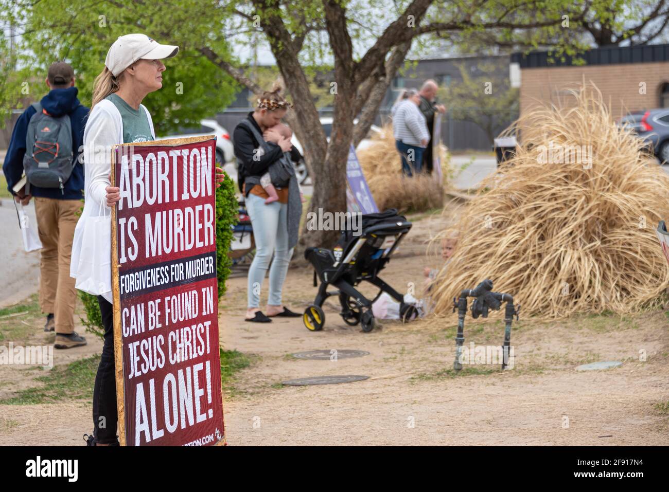 Christen versammeln sich vor einer Abtreibungseinrichtung in Tulsa, Oklahoma, um Mütter davon abzuhalten, ihre Babys zu töten, den Eltern Hilfe zu bieten, die durch Abtreibungsmythen getäuschten aufzuklären und für alle Beteiligten zu beten. (USA) Stockfoto