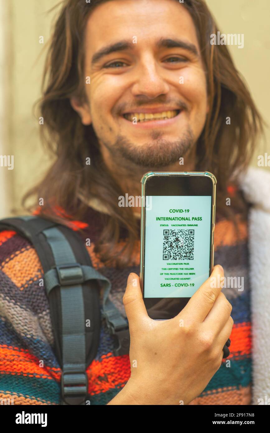 Junge Reisende mit Impfpass Online-App auf dem Handy Telefon Stockfoto