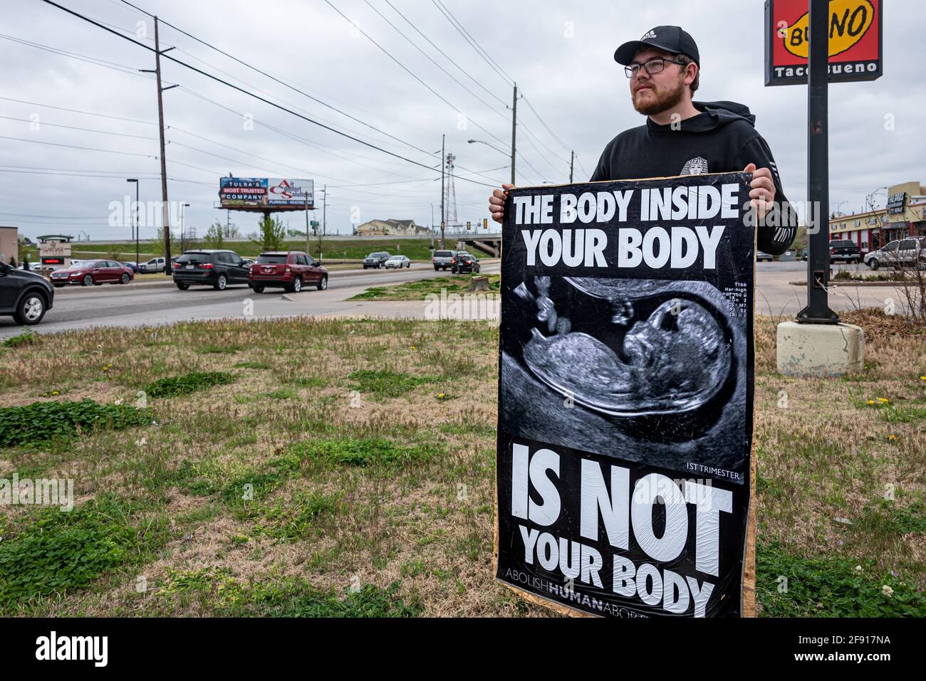 Abtreibungsabolitionist für Menschenrechte hält ein Plakat entlang einer verkehrsreichen Autobahn in der Nähe einer Abtreibungseinrichtung in Tulsa, Oklahoma, bereit, um Passanten zu erziehen und daran zu erinnern und in der Lücke für wehrlose vorgeborene Menschen zu stehen. (USA) Stockfoto