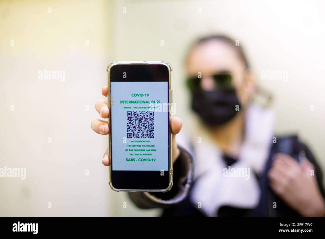 Junge Reisende mit Impfpass Online-App auf dem Handy Telefon Stockfoto