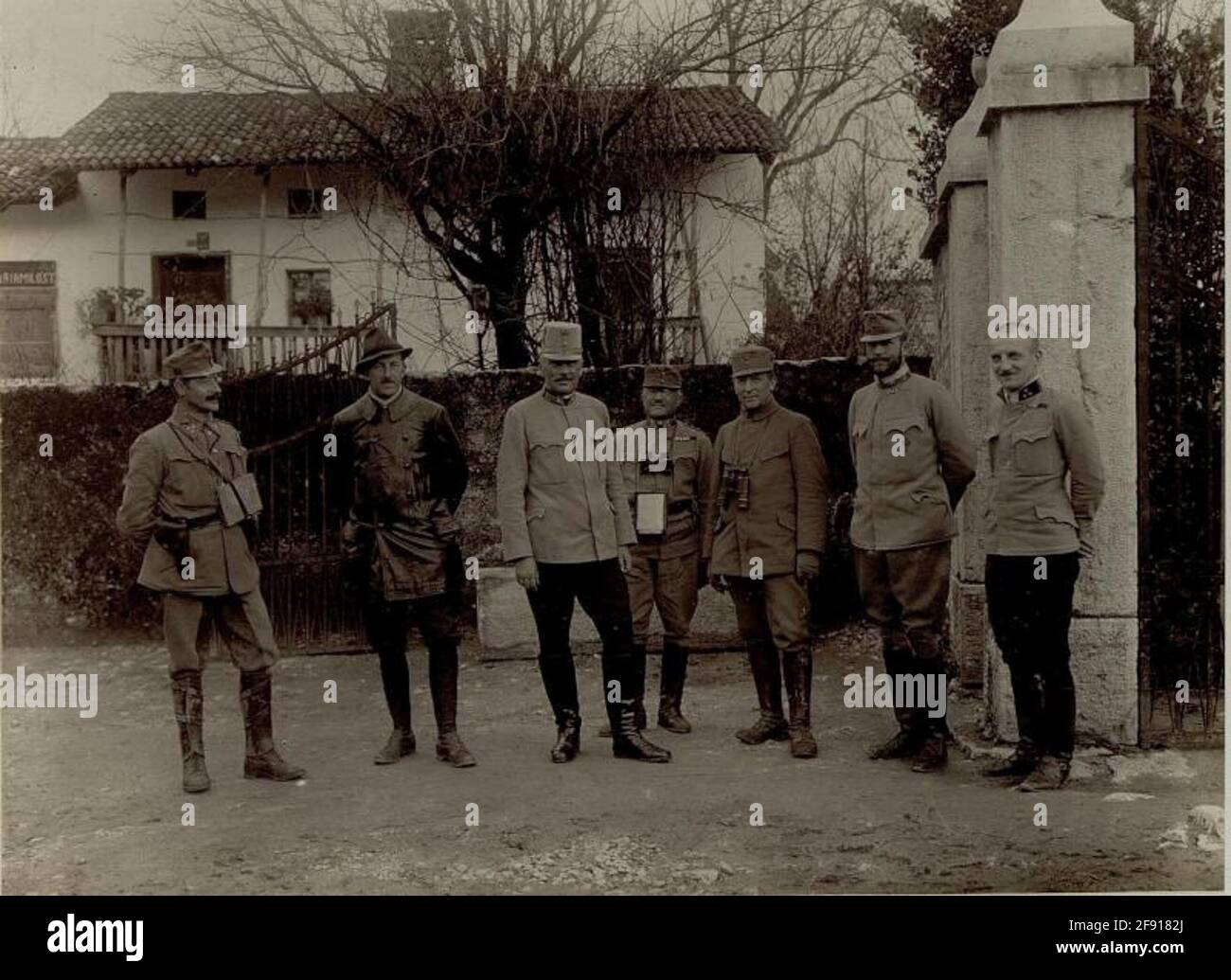 Das Kommando der 18. Infanteriedivision bei Britof. Dritter von den Linken Generalmaj Karl Stracker. Stockfoto