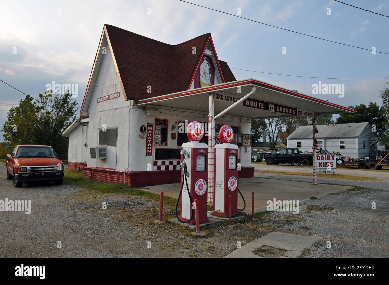 Dairy King, eine Eisdiele in Commerce, Oklahoma, befindet sich in einer ehemaligen Marathon-Gas- und Tankstelle an der Route 66. Stockfoto