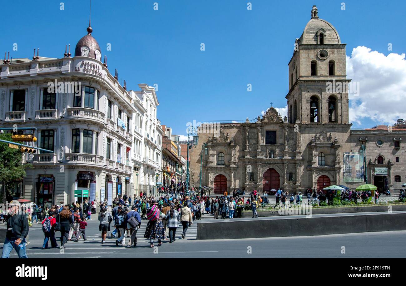 Blick auf den Plaza Mayor de San Francisco mit der Galerie La Republica und der Basilika San Francisco in La Paz in Bolivien. Stockfoto