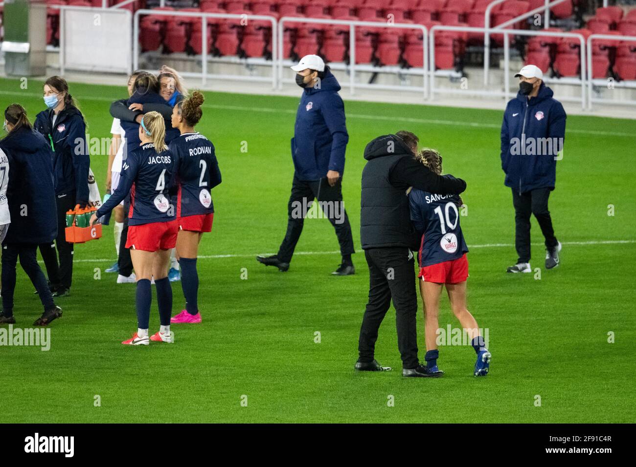 Washington, USA. April 2021. Washington Spirit-Managerin Richie Burke feiert mit der Vorfahrerin Ashley Sanchez, die das Siegertor erzielte, nach einem NWSL-Challenge-Cup-Spiel zwischen dem Washington Spirit und dem Racing Louisville FC am 15. April 2021 in Washington, DC. Das Challenge Cup-Spiel endete mit einem Sieg in Washington 1-0, nachdem ein Stoppzeittor von einer Ashley Sanchez-Volley vor einem Trinity Rodman-Kreuz aufgehört hatte. (Graeme Sloan/Sipa USA) Quelle: SIPA USA/Alamy Live News Stockfoto