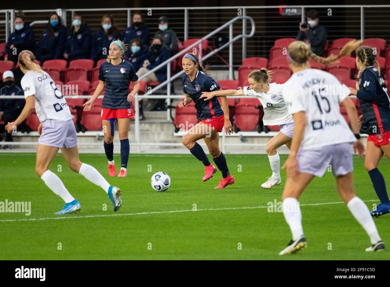 Washington, USA. April 2021. Washington Spirit Forward Ashley Hatch dribbelt den Ball während eines National Women's Soccer League (NWSL) Challenge Cup-Spiels zwischen dem Washington Spirit und dem Racing Louisville FC, am 15. April 2021 in Washington, DC. Das Challenge Cup-Spiel endete mit einem Sieg in Washington 1-0, nachdem ein Stoppzeittor von einer Ashley Sanchez-Volley vor einem Trinity Rodman-Kreuz aufgehört hatte. (Graeme Sloan/Sipa USA) Quelle: SIPA USA/Alamy Live News Stockfoto