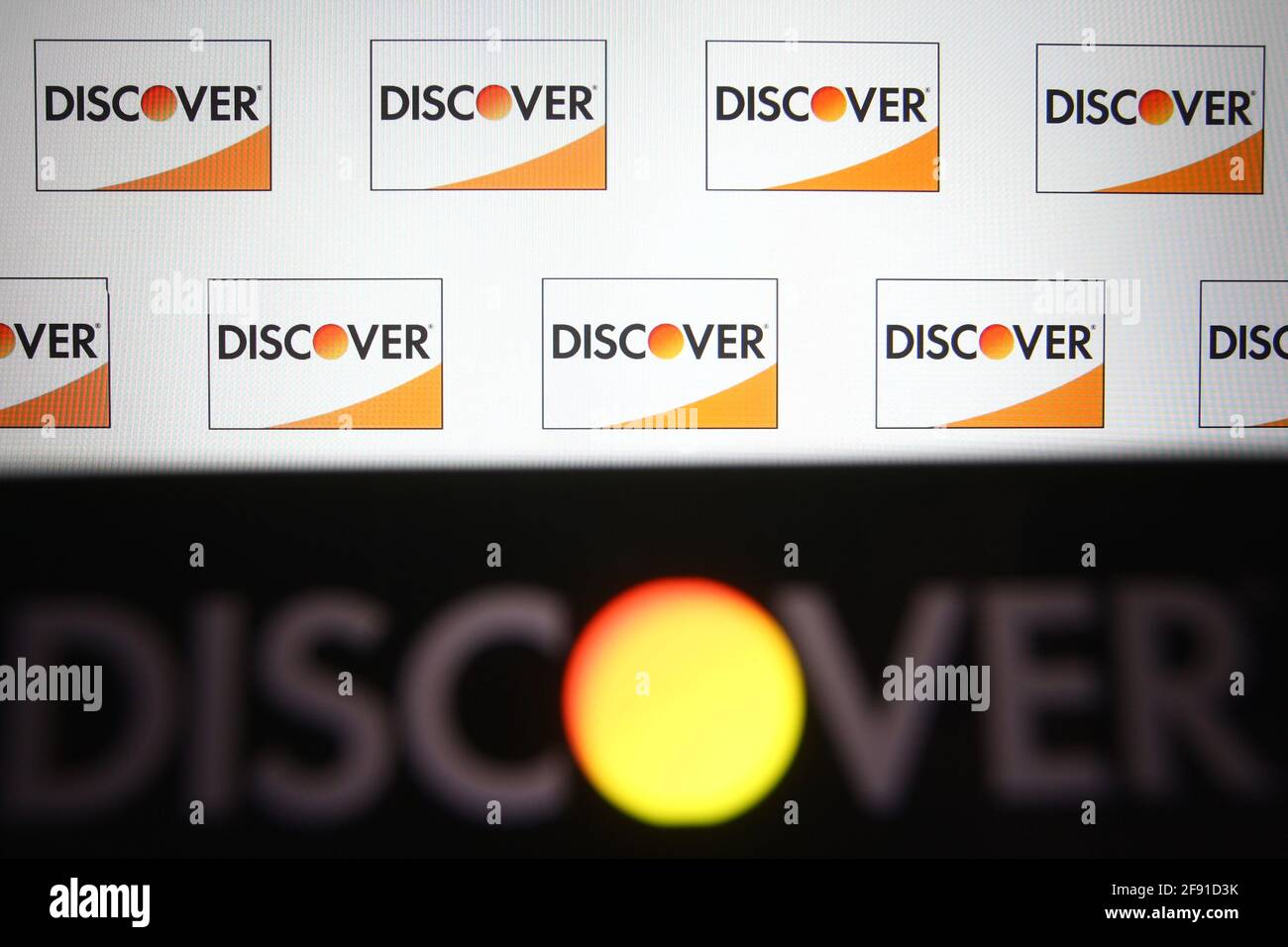 In dieser Abbildung ist ein Discover-Logo von Discover Financial Services auf einem Smartphone und einem pc-Bildschirm zu sehen. Stockfoto