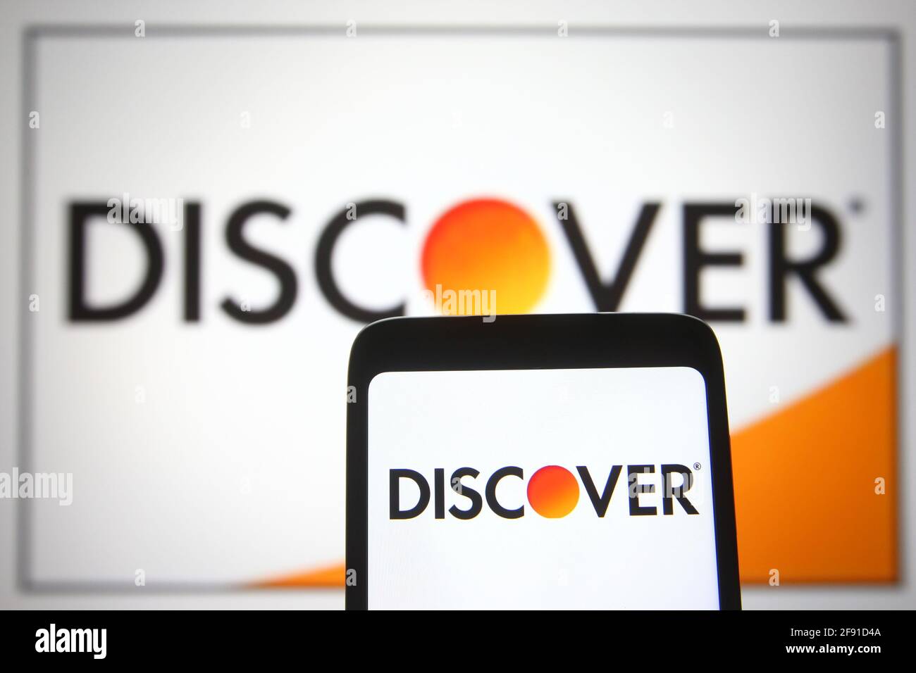 In dieser Abbildung ist ein Discover-Logo von Discover Financial Services auf einem Smartphone und einem pc-Bildschirm zu sehen. Stockfoto