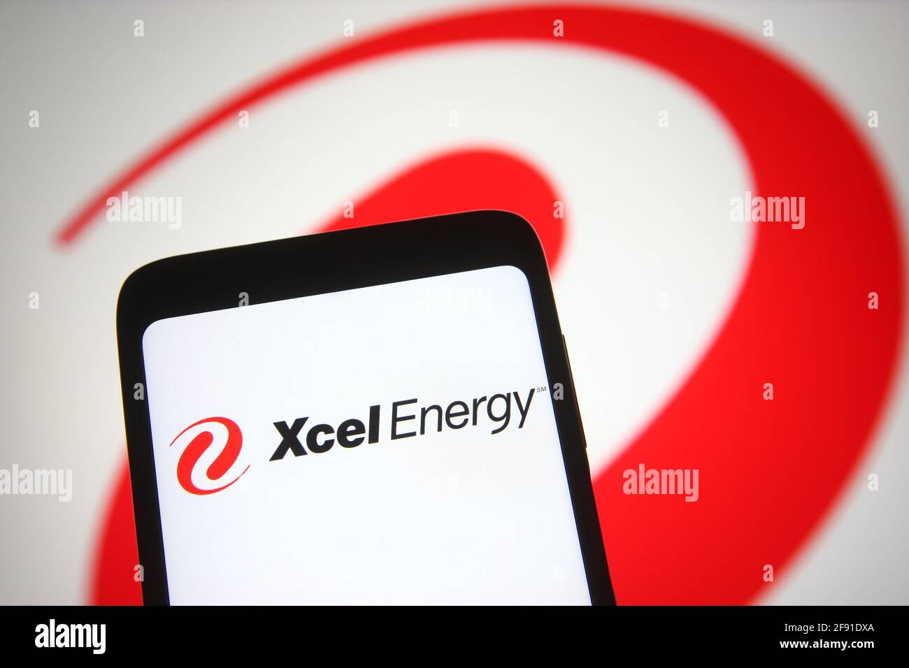 Ukraine. April 2021. Auf dieser Abbildung ist ein Xcel Energy-Logo eines US-amerikanischen Stromdienstleisters auf einem Smartphone und einem pc-Bildschirm zu sehen. (Foto von Pavlo Gonchar/SOPA Images/Sipa USA) Quelle: SIPA USA/Alamy Live News Stockfoto