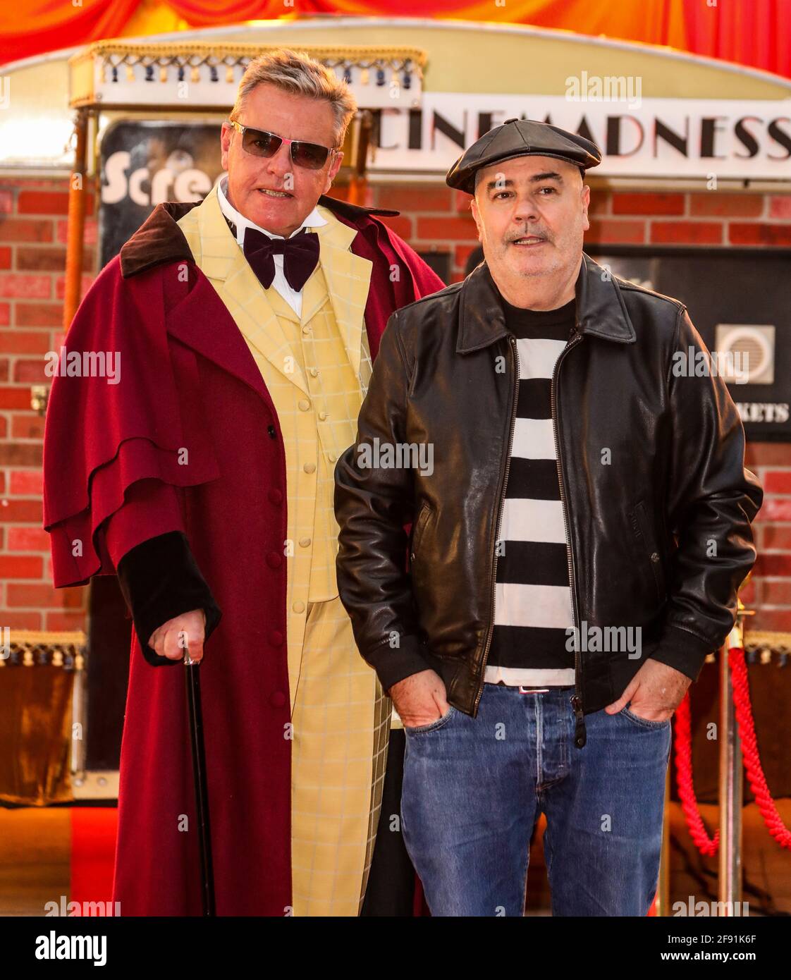 London, Großbritannien. März 2021. Graham McPherson aka Suggs und Chris Foreman of Madness besuchen die Premiere von „Mad Miniature“ auf dem Odeon Luxe Leicester Square in London. (Foto von Brett Cove/SOPA Images/Sipa USA) Quelle: SIPA USA/Alamy Live News Stockfoto