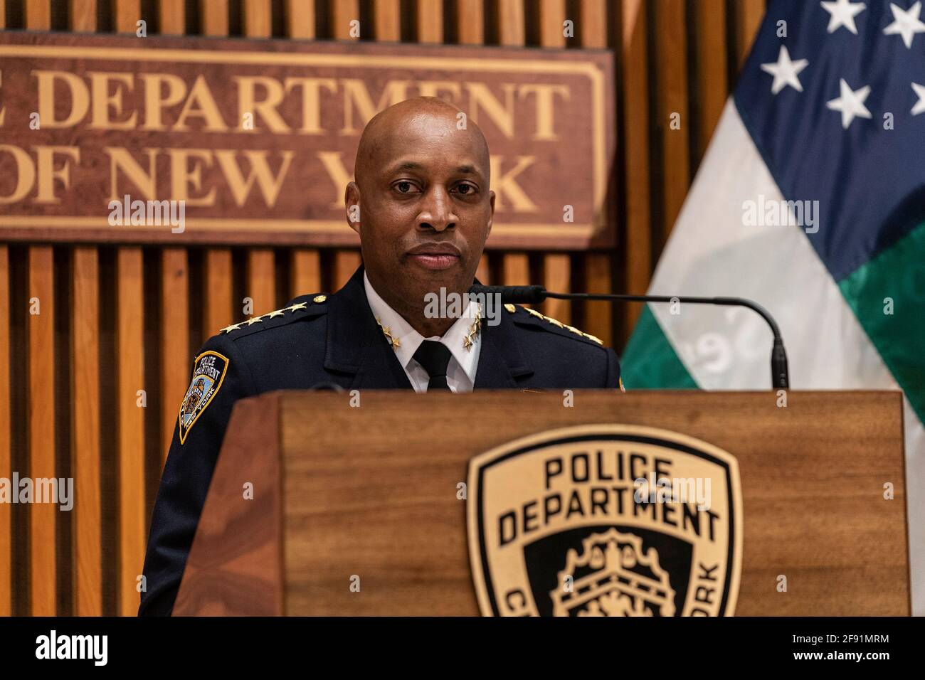 New York, Usa. April 2021. Rodney Harrison, der New Yorker Department-Chef der New Yorker Polizei, spricht während des Briefings zu Durchsuchungsbefehlen auf der One Police Plaza. Die Mitglieder des leitenden Personals sprachen darüber, wie Durchsuchungsbefehle in New York City geschaffen und ausgeführt wurden. Sie sprachen auch an kürzlich durchgeführte No-Knock-Durchsuchungsbefehle in der Stadt. (Foto von Lev Radin/Pacific Press) Quelle: Pacific Press Media Production Corp./Alamy Live News Stockfoto