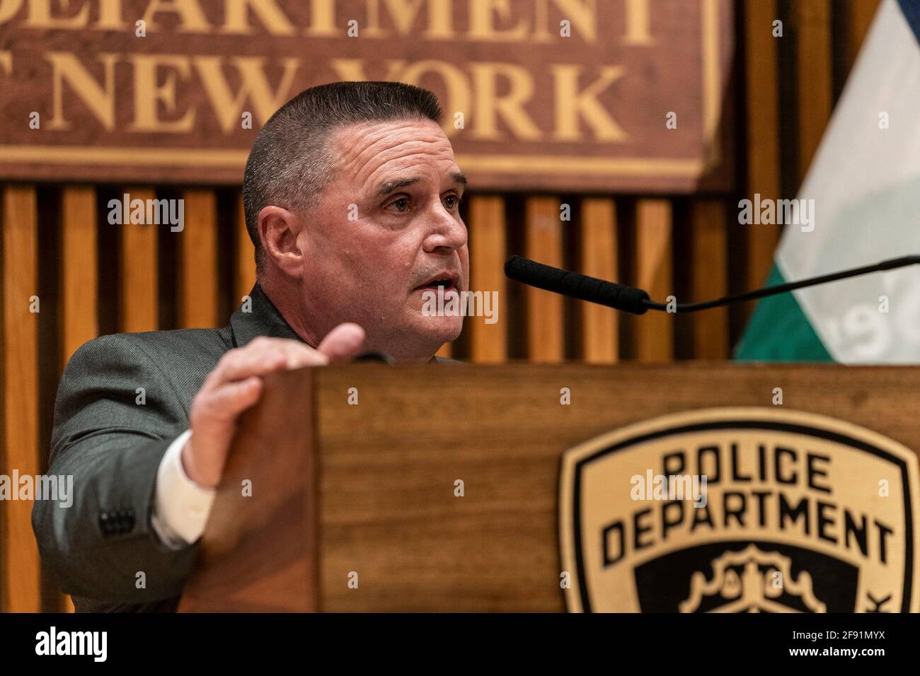 New York, Usa. April 2021. Der New Yorker Detektivchef James Essig spricht während des Briefings zu Durchsuchungsbefehlen auf einem Police Plaza. Die Mitglieder des leitenden Personals sprachen darüber, wie Durchsuchungsbefehle in New York City geschaffen und ausgeführt wurden. Sie sprachen auch an kürzlich durchgeführte No-Knock-Durchsuchungsbefehle in der Stadt. (Foto von Lev Radin/Pacific Press) Quelle: Pacific Press Media Production Corp./Alamy Live News Stockfoto