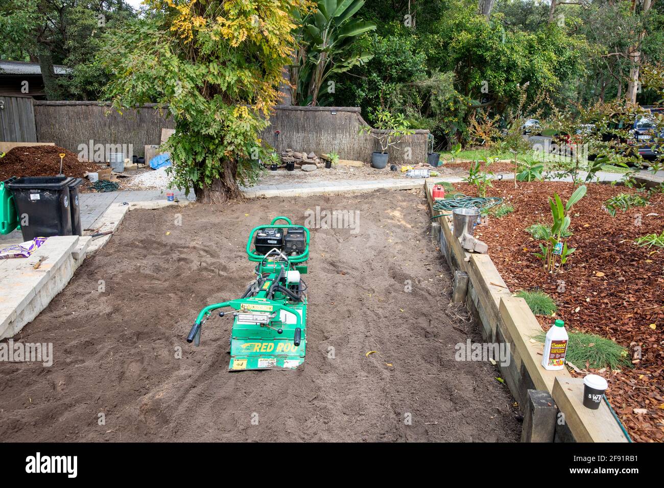 Roo Hoo Garden Rotary Hoe wird in einem Sydney eingesetzt Nach Hause, um den Lehmboden zu drehen und sich auf Rasen vorzubereiten Leying, Sydney, Australien Stockfoto