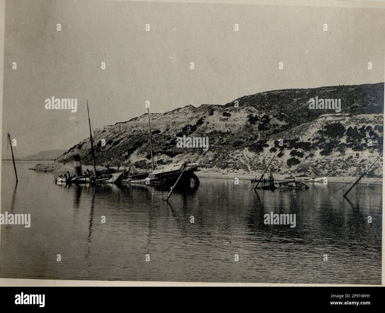Untergetauchter Dampfer & Segelboote, AKBasch. Stockfoto