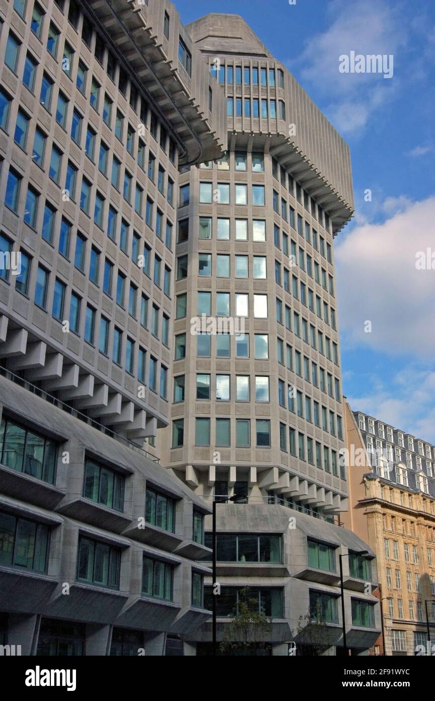 Der moderne Büroblock, in dem sich das Justizministerium der britischen Regierung befindet. Westminster, London. Öffentliches Gebäude, vom Bürgersteig aus gesehen. Stockfoto