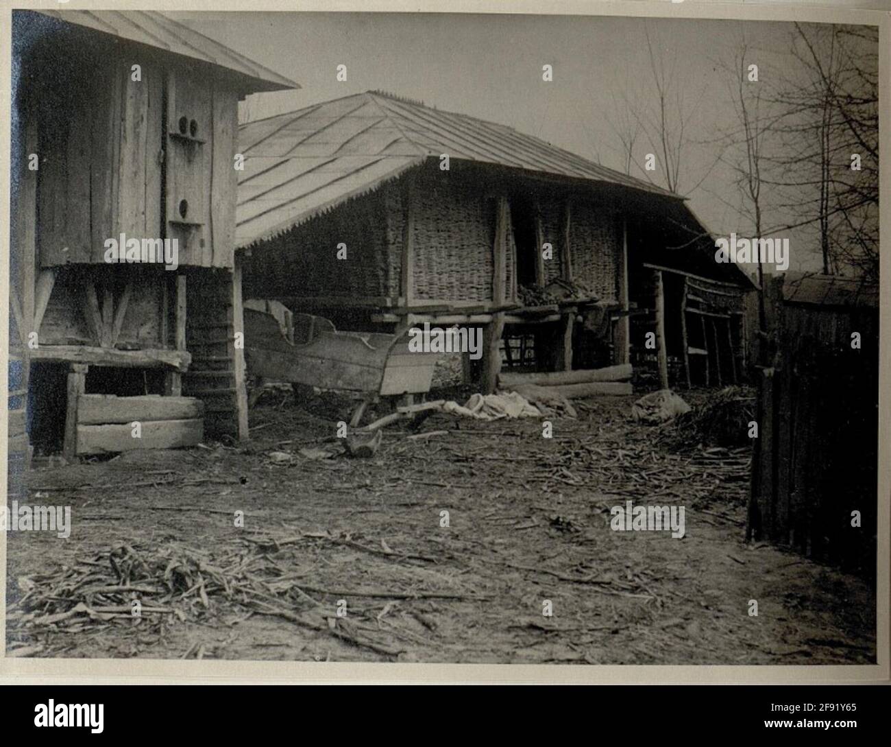 Hof eines rumänischen Bauernhauses in Remersi aufgenommen am 13.12.1916. Stockfoto
