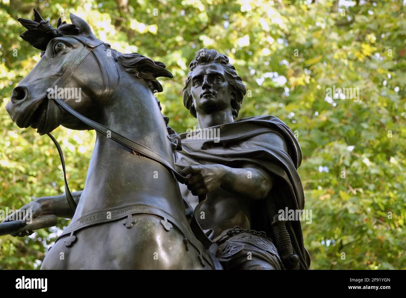 Eine beeindruckende Bronzestatue von König Wilhelm III. Auf seinem Pferd. Zentrum des St. James' Square in Westminster, London. Statue auf der öffentlichen Ausstellung für über 100 Stockfoto