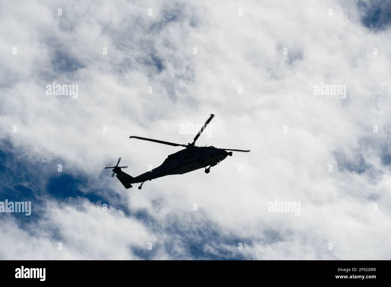Sheriff Hubschrauber schwebt auf einem schönen Himmel Hintergrund. Hubschrauber des Sheriff Department bei einer routinemäßigen Überwachungsmission in Santa Monica. Los Angeles, Kalifornien, USA. Stockfoto