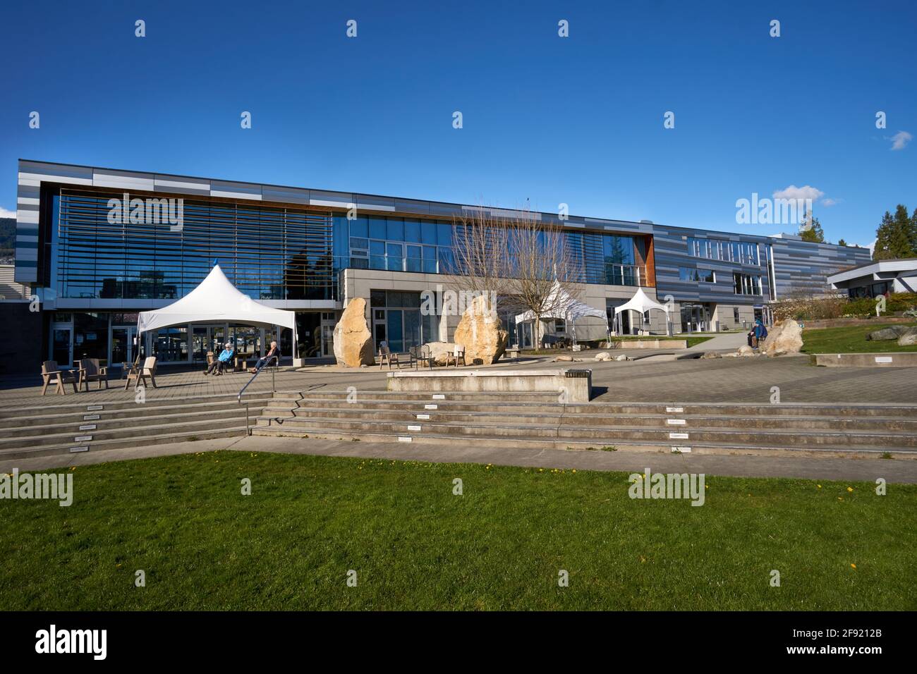 Senioren vor dem West Vancouver Community Center, British Columbia, Kanada Stockfoto