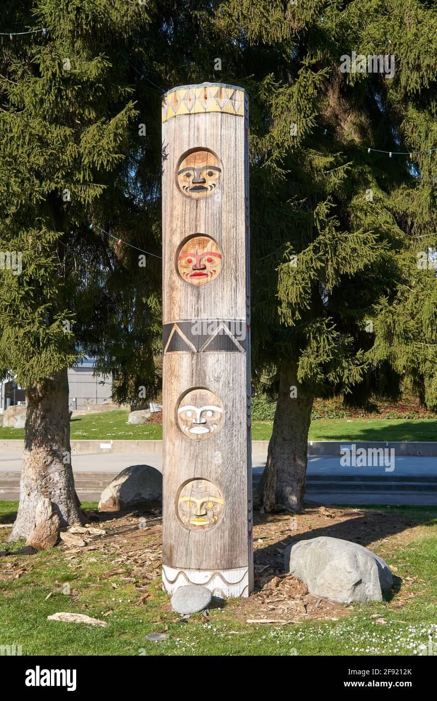 West Coast First Nations Holzschnitzerei öffentliche Kunst im West Vancouver Community Centre, British Columbia, Kanada Stockfoto