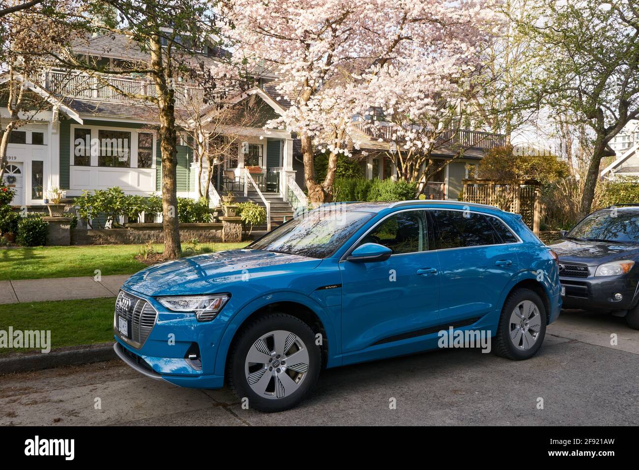 Ein blaues 2020 Audi 55 Quattro Elektroauto parkte auf Eine Wohnstraße Stockfoto