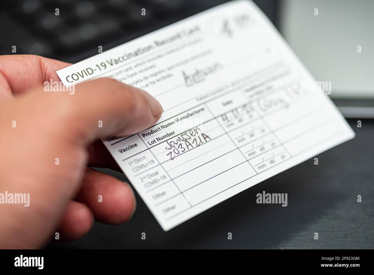 Ein schwarzer Mann hält am 15. April 2021 in Chicago, IL, einen Impfpass von 19, der eine Dosis von Janssen (Johnson & Johnson) anzeigt. Stockfoto