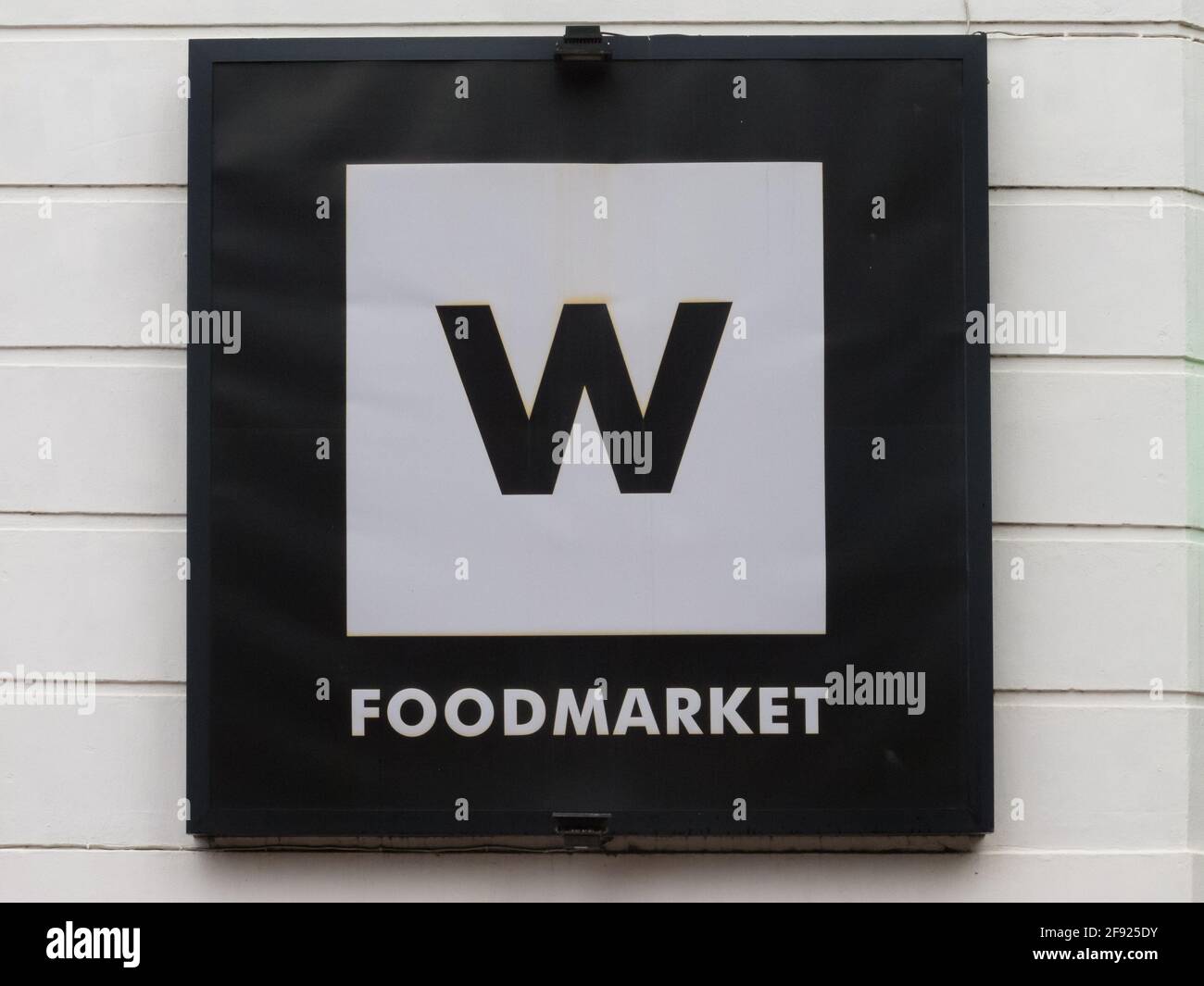 Woolworths Foodmarket Zeichen an einer Wand in Südafrika mit Das Logo und die Marke W Concept Retail Food Shop Stockfoto