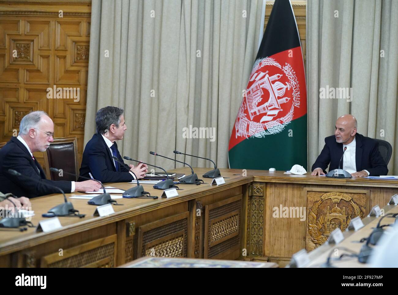 (210416) -- KABUL, 16. April 2021 (Xinhua) -- der afghanische Präsident Mohammad Ashraf Ghani (R) trifft sich am 15. April 2021 im Präsidentenpalast in Kabul, Afghanistan, mit dem US-Außenminister Antony Blinken (2. L). Der afghanische Präsident Mohammad Ashraf Ghani und der US-Außenminister Antony Blinken tauschten sich am Donnerstag über den Abzug der US-Truppen und den Krieg gegen den Terrorismus aus, bestätigte das Büro des afghanischen Präsidenten. (Afghanischer Präsidentenpalast/Handout über Xinhua) Stockfoto