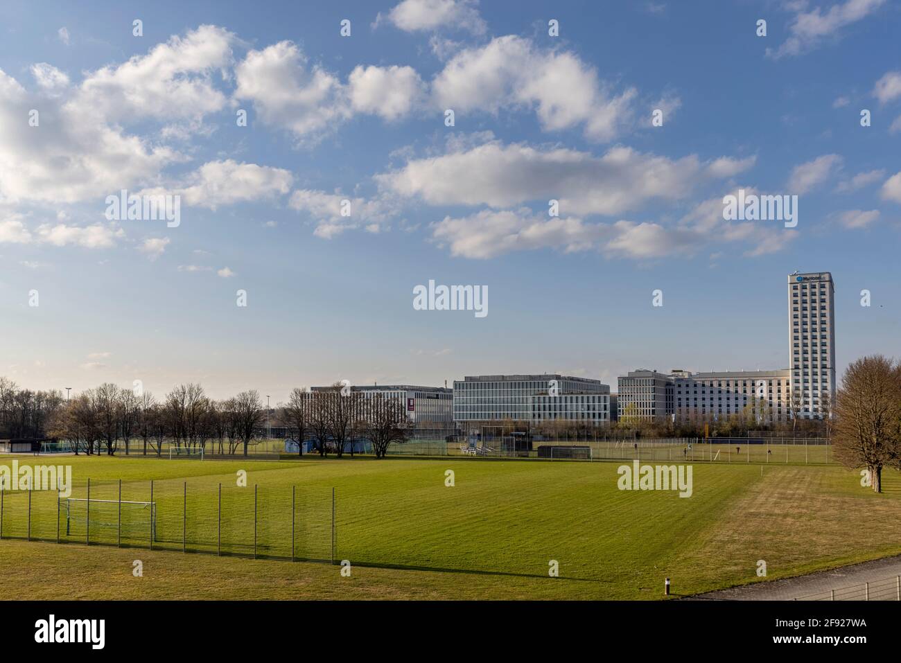 Olympiadorf München bei strahlendem Frühlingssonne Stockfoto