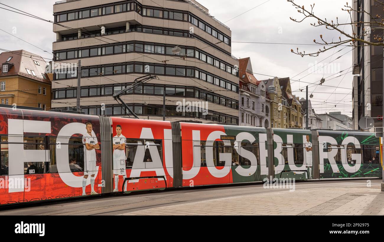 Die Stadt Augsburg hat einen professionellen Fußballverein, der in der deutschen Bundesliga spielt. Der Club ist überall in der Stadt zu sehen. Stockfoto