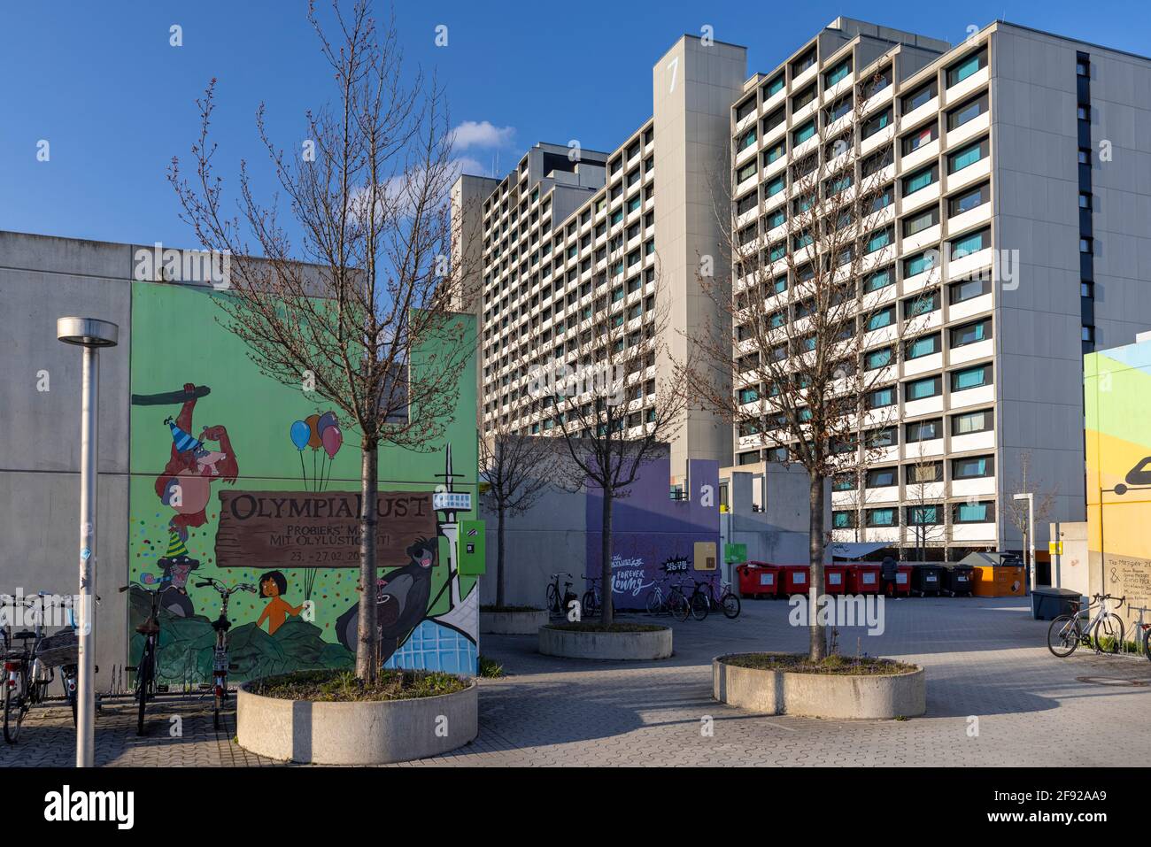 Das historische Olympische Dorf München wird derzeit als Student genutzt Gehäuse Stockfoto