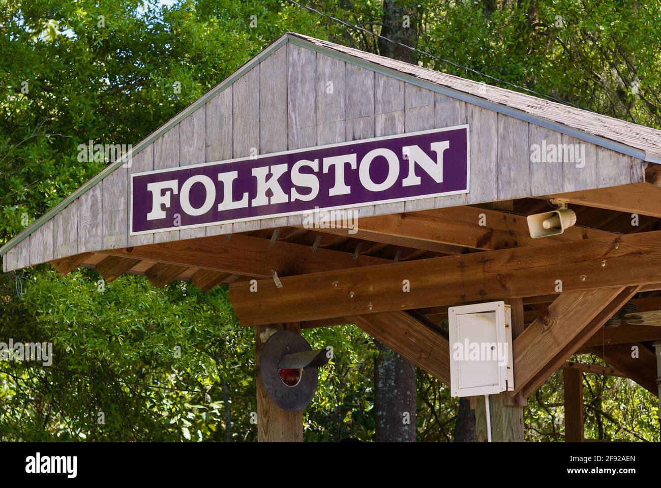 Folkston, George, USA - 5. April 2021: Nahaufnahme des 'Folkston'-Schildes auf der 'Folkston Funnel Viewing Platform', um vorbeifahrende Züge zu beobachten. Stockfoto