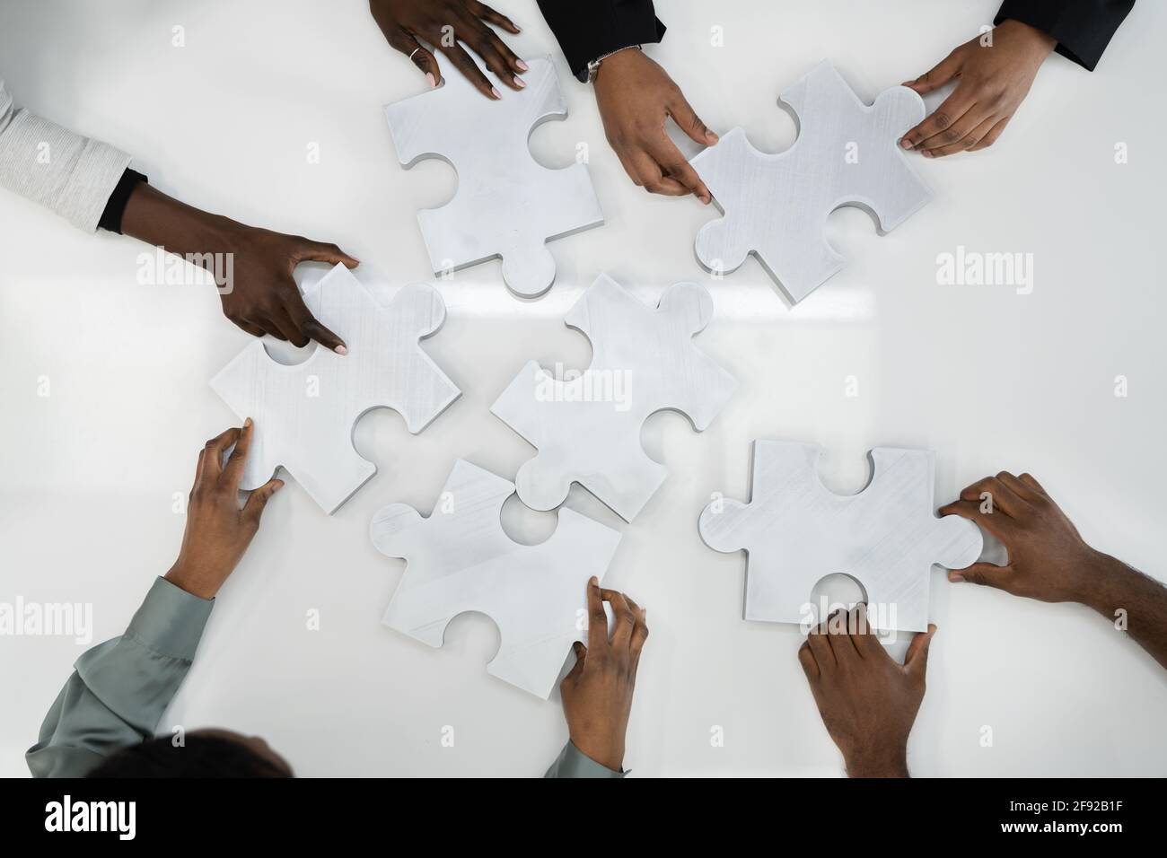 Overhead Teamwork Meeting Solving Puzzle. Afrikanische Geschäftsleute Stockfoto