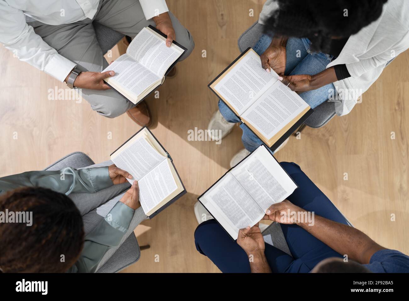 Afrikanische Gruppe Von Menschen, Die Gemeinsam Religiöse Bücher Lesen Stockfoto