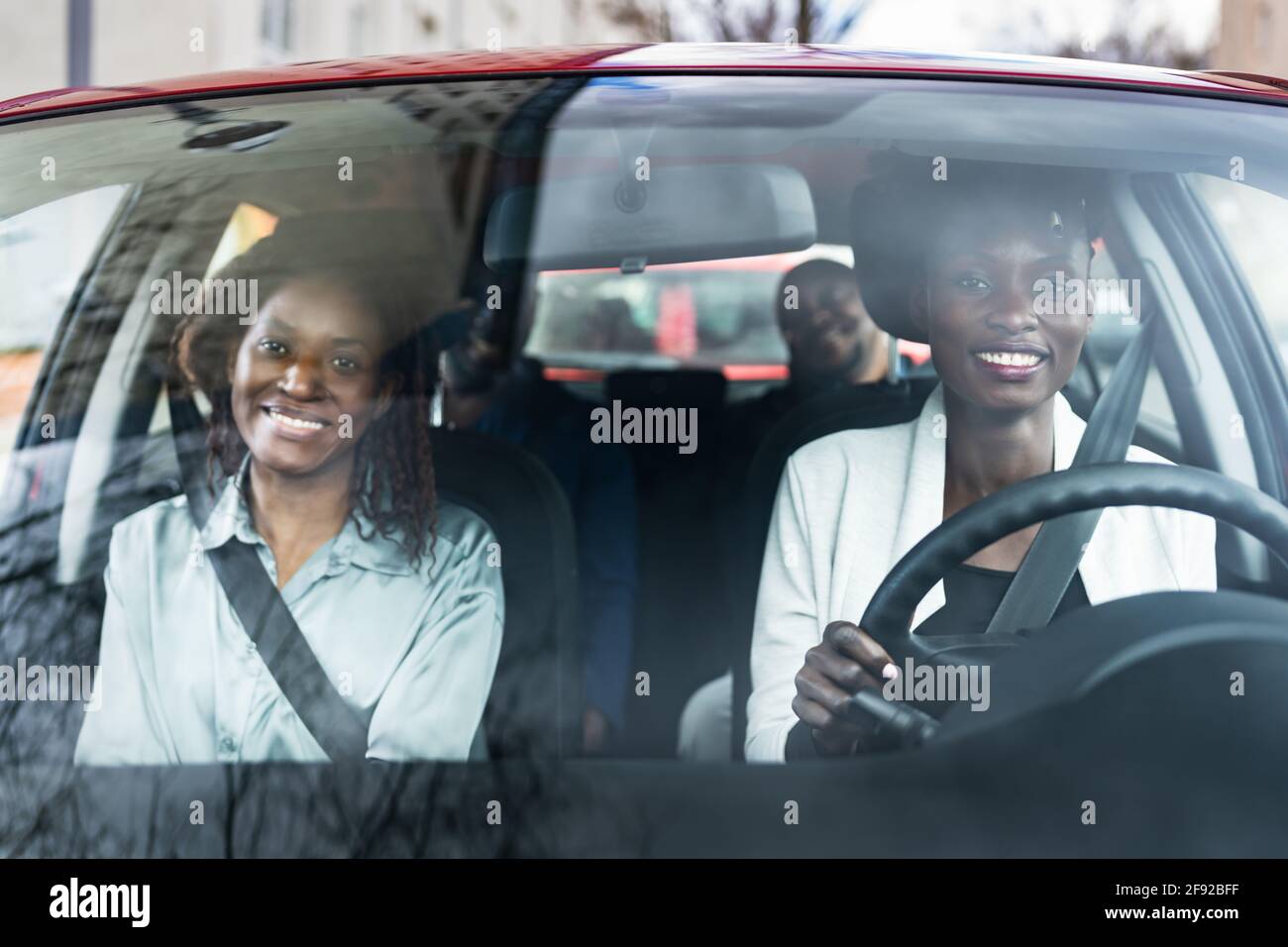 Carpool Ride Share Service App Gruppe Afrikanischer Freunde Stockfoto