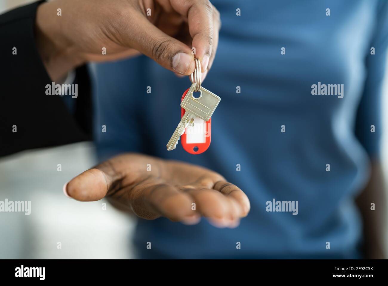 Schlüsselübergabe Des Immobilienhauses Durch Den Agenten Stockfoto