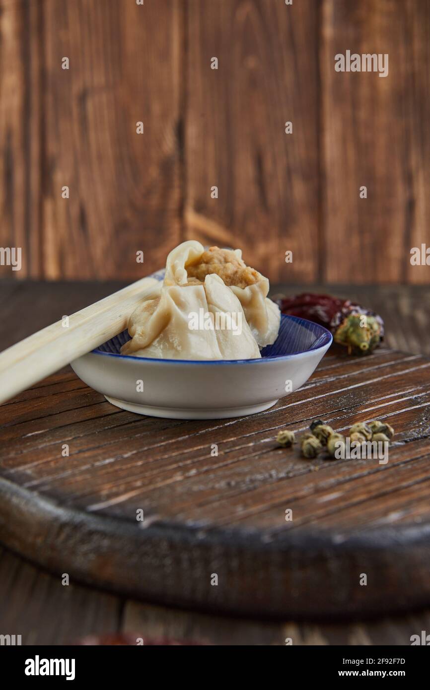 Shumai Shaomai Chinesisches Fleischknödel gedünstetes Gericht in Bambus-Dampfgarer-Box. Name DIM Sum Stockfoto