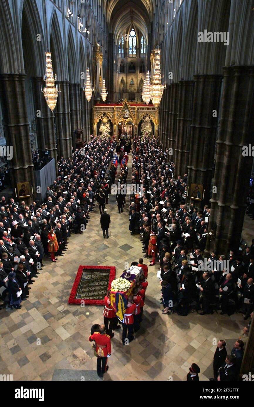 Das Aktenfoto vom 09/04/02 von Mitgliedern der königlichen Familie, die Königin Elizabeth folgen der Sarg der Königin Mutter wird nach ihrer Beerdigung aus Westminster Abbey, London, getragen. Das Begräbnis der Königin-Mutter war das letzte königliche Begräbnis, das im Vereinigten Königreich ausgiebig übertragen wurde. Ausgabedatum: Freitag, 16. April 2021. Stockfoto