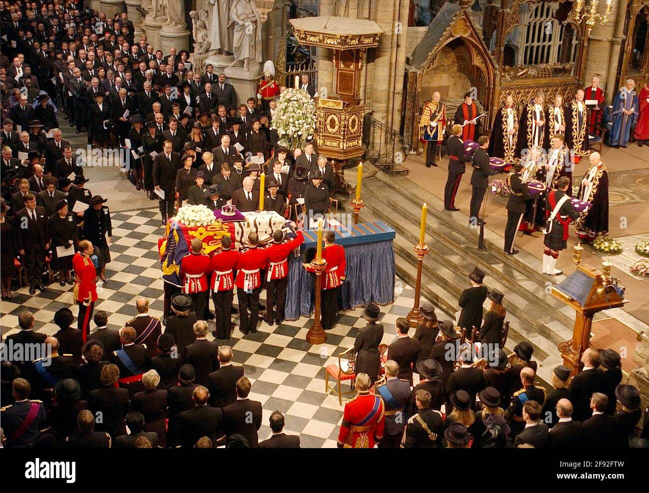 Datei-Foto vom 09/04/02 des Sarges von Königin Elizabeth, der Königin Mutter, der auf Katafalque in der Westminster Abbey gelegt wird. Das Begräbnis der Königin-Mutter war das letzte königliche Begräbnis, das im Vereinigten Königreich ausgiebig übertragen wurde. Ausgabedatum: Freitag, 16. April 2021. Stockfoto