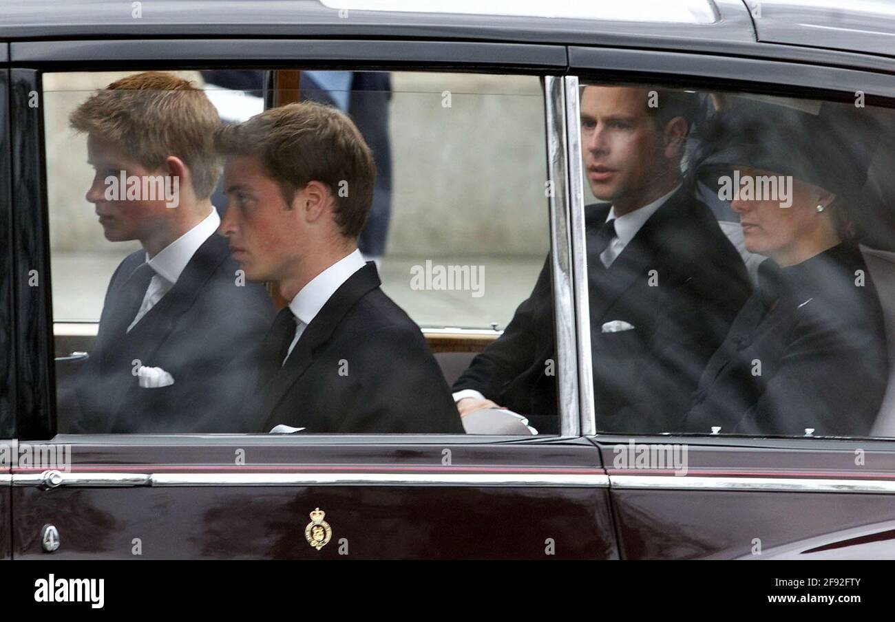 Datei-Foto vom 09/04/02 von Prinz Harry, Prinz William, dem Earl of Wessex und der Gräfin von Wessex, die Westminster Abbey nach der Beerdigung von Königin Elizabeth, der Königin Mutter, verlassen haben. Das Begräbnis der Königin-Mutter war das letzte königliche Begräbnis, das im Vereinigten Königreich ausgiebig übertragen wurde. Ausgabedatum: Freitag, 16. April 2021. Stockfoto