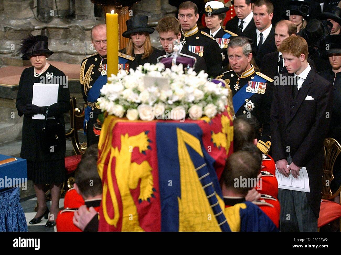 Aktenfoto vom 09/04/02 der königlichen Familie als Pfallenträger tragen den Sarg von Königin Elizabeth, der Königin Mutter, in der Westminster Abbey während ihres Trauergottesdienstes. Das Begräbnis der Königin-Mutter war das letzte königliche Begräbnis, das im Vereinigten Königreich ausgiebig übertragen wurde. Ausgabedatum: Freitag, 16. April 2021. Stockfoto