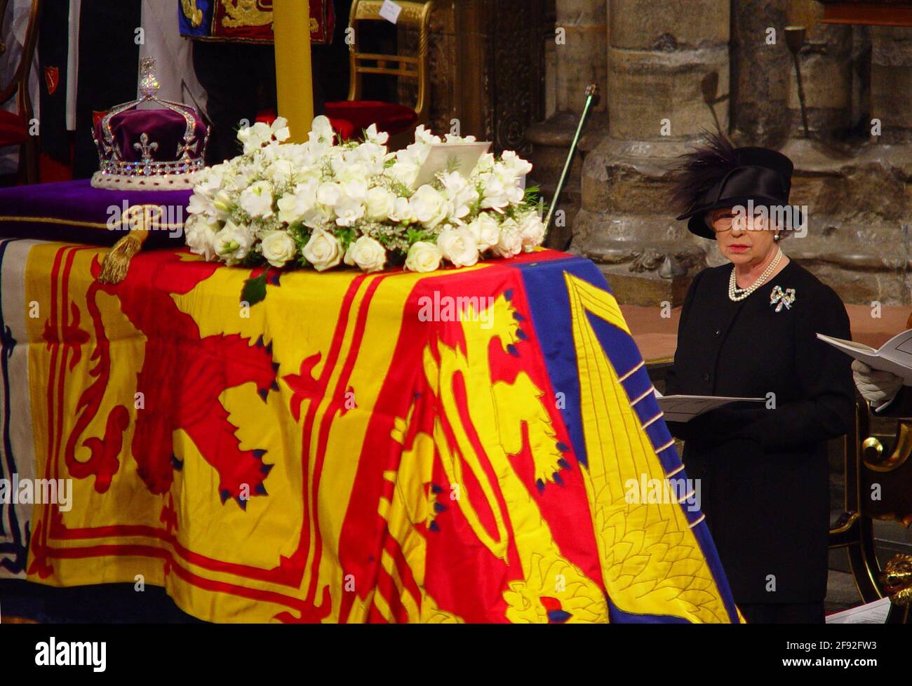 Aktenfoto vom 09/04/02 von Königin Elizabeth II., die während ihres Trauergottes in der Westminster Abbey in der Nähe des Sarges von Königin Elizabeth, der Königin Mutter, stand. Das Begräbnis der Königin-Mutter war das letzte königliche Begräbnis, das im Vereinigten Königreich ausgiebig übertragen wurde. Ausgabedatum: Freitag, 16. April 2021. Stockfoto