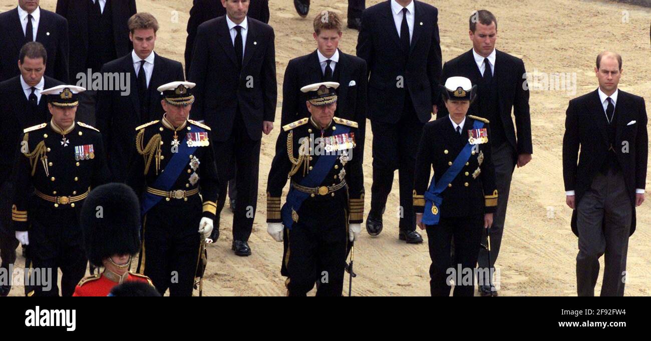Datei-Foto vom 09/04/02 von (von links nach rechts)Viscount Linley, der Herzog von York, Prinz William, der Prinz von Wales, der Herzog von Edinburgh, Prinz Harry, die Prinzessin Royal, Peter Phillips und Prinz Edward, folgen dem Sarg von Königin Elizabeth, der Königin Mutter, als er die Westminster Hall verlässt. Das Begräbnis der Königin-Mutter war das letzte königliche Begräbnis, das im Vereinigten Königreich ausgiebig übertragen wurde. Ausgabedatum: Freitag, 16. April 2021. Stockfoto