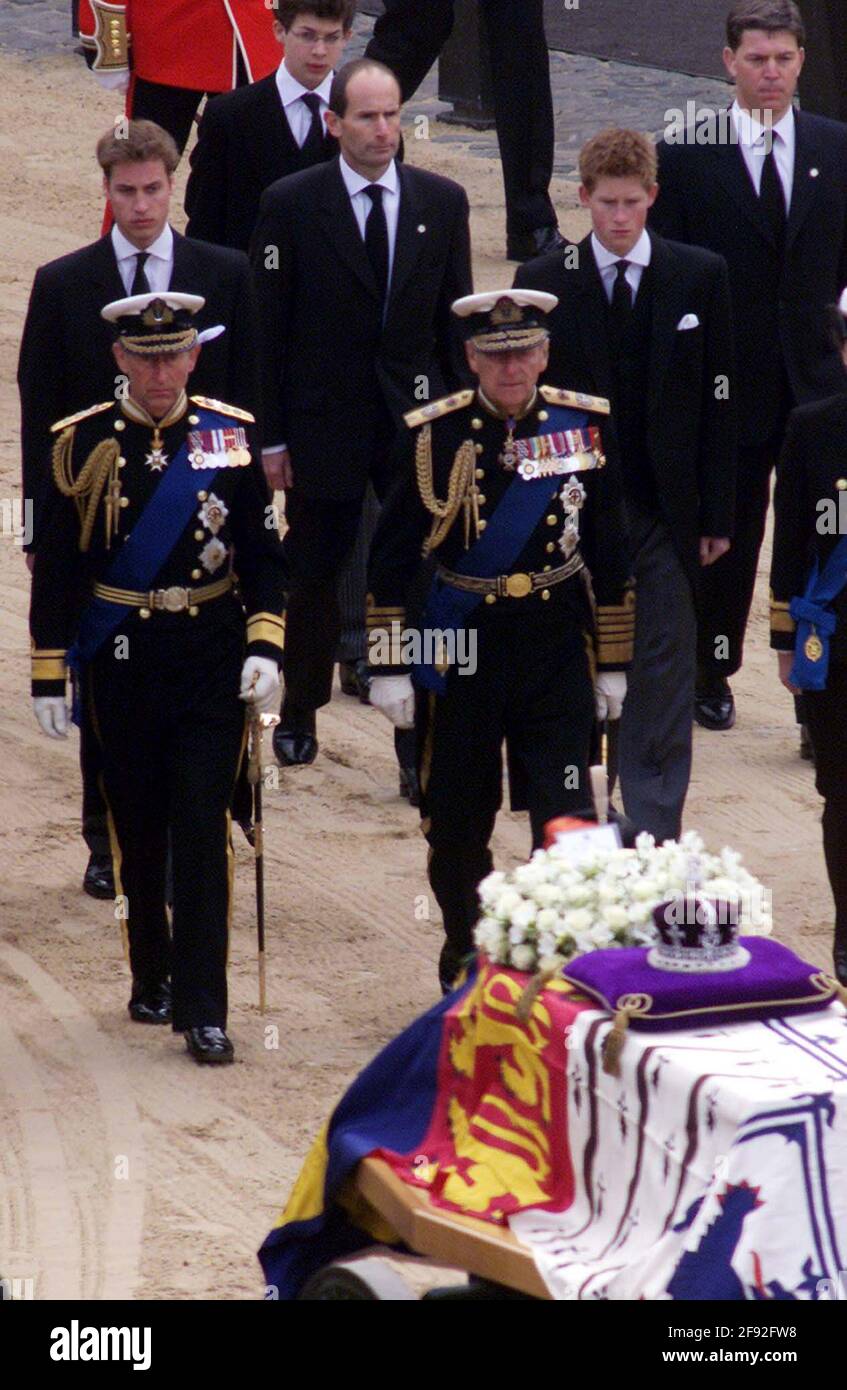 Datei-Foto vom 09/04/02 des Prinzen von Wales (links) und des Herzogs von Edinburgh, gefolgt von den Prinzen William und Harry, die den Sarg von Königin Elizabeth, der Königin Mutter, trugen, als sie die Westminster Hall verlassen, um ihren Weg zur Westminster Abbey für ihren Trauergottesdienst zu machen. Das Begräbnis der Königin-Mutter war das letzte königliche Begräbnis, das im Vereinigten Königreich ausgiebig übertragen wurde. Ausgabedatum: Freitag, 16. April 2021. Stockfoto