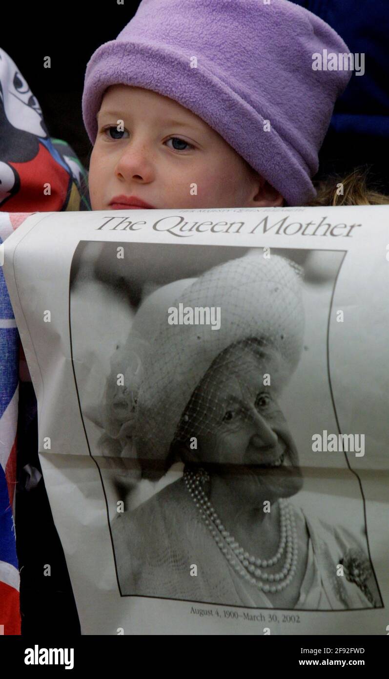 Aktenfoto vom 09/04/02 von Lauren Yearley, 7, aus Hackney in London, das darauf wartet, die Prozession mit dem Sarg von Queen Elizabeth, der Queen Mother, zu sehen, die Westminster Hall verlässt, um zur Westminster Abbey zu kommen. Das Begräbnis der Königin-Mutter war das letzte königliche Begräbnis, das im Vereinigten Königreich ausgiebig übertragen wurde. Ausgabedatum: Freitag, 16. April 2021. Stockfoto