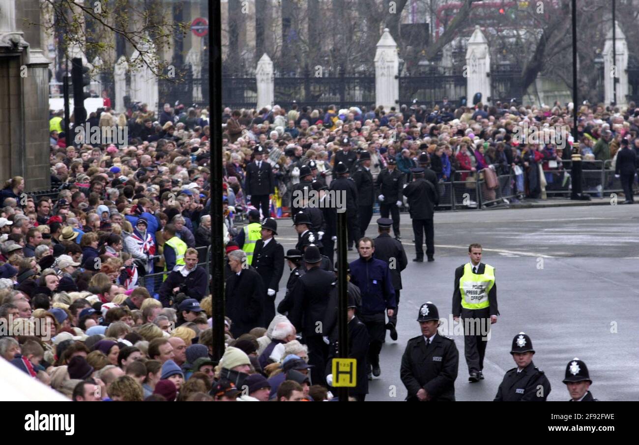 Datei-Foto vom 09/04/02 von Menschenmengen, die auf die Prozession mit dem Sarg von Königin Elizabeth, der Königin Mutter, warten, um von der Westminster Hall zur Westminster Abbey zu fahren. Das Begräbnis der Königin-Mutter war das letzte königliche Begräbnis, das im Vereinigten Königreich ausgiebig übertragen wurde. Ausgabedatum: Freitag, 16. April 2021. Stockfoto