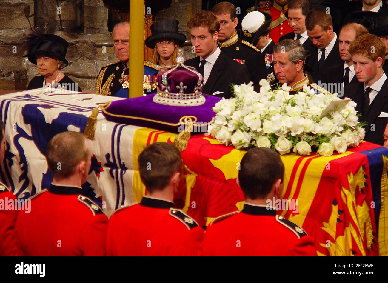 Datei-Foto vom 09/04/02 der königlichen Familie als Sarg von Königin Elizabeth die Königin Mutter ist bereit, am Ende ihres Trauergottes von der Westminster Abbey getragen zu werden. Das Begräbnis der Königin-Mutter war das letzte königliche Begräbnis, das im Vereinigten Königreich ausgiebig übertragen wurde. Ausgabedatum: Freitag, 16. April 2021. Stockfoto