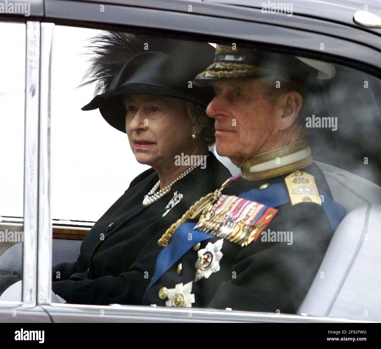 Datei-Foto vom 09/04/02 von Queen Elizabeth II und Duke of Edinburgh nach dem Verlassen der Westminster Abbey nach dem Trauergottesdienst von Queen Elizabeth, der Königin Mutter. Das Begräbnis der Königin-Mutter war das letzte königliche Begräbnis, das im Vereinigten Königreich ausgiebig übertragen wurde. Ausgabedatum: Freitag, 16. April 2021. Stockfoto