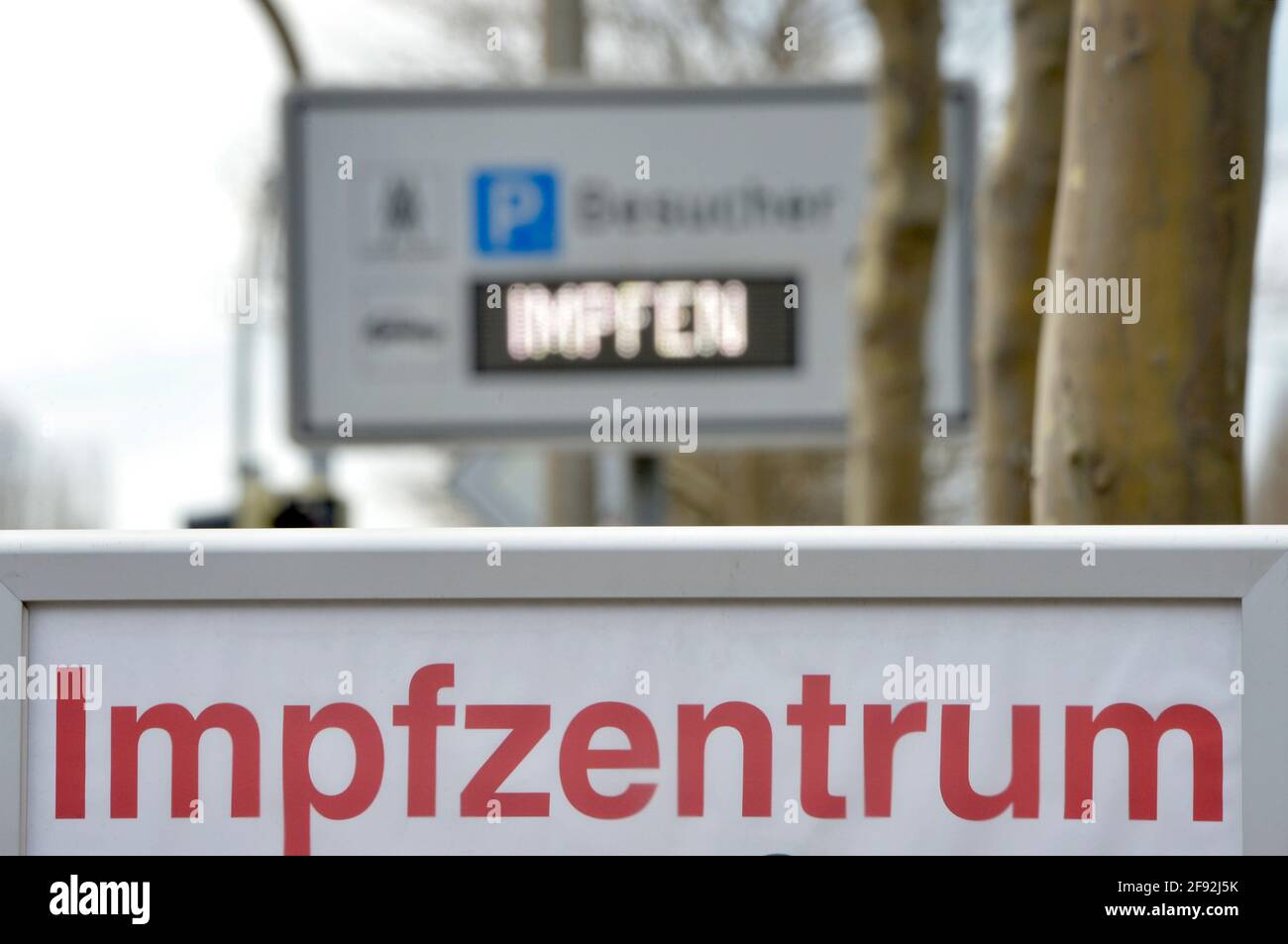 Leipzig, Deutschland. April 2021. Eines der sächsischen Impfzentren befindet sich auf der Neuen Leipziger Messe in der Messehalle 5. Auch aus der Ferne werden ankommende Besucher unter anderem durch das beleuchtete Schild „Impfung“ immer wieder auf die Parkplätze neben dem Impfzentrum verwiesen. Quelle: Volkmar Heinz/dpa-Zentralbild/ZB/dpa/Alamy Live News Stockfoto