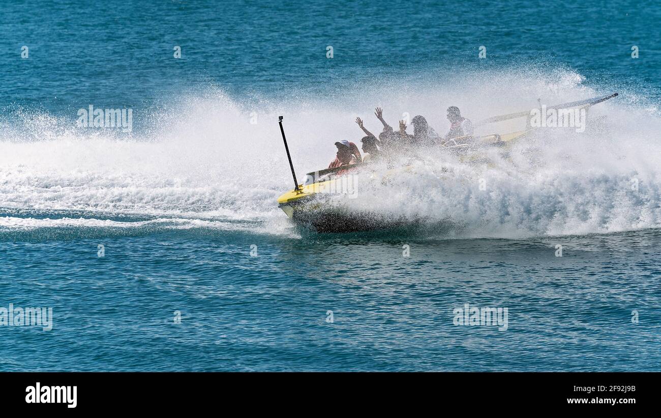 Airlie Beach, Queensland, Australien - 2021. April: Touristen, die Spaß bei einer Jetboot-Adrenalinfahrt auf dem Meer bei Whitsundays haben Stockfoto