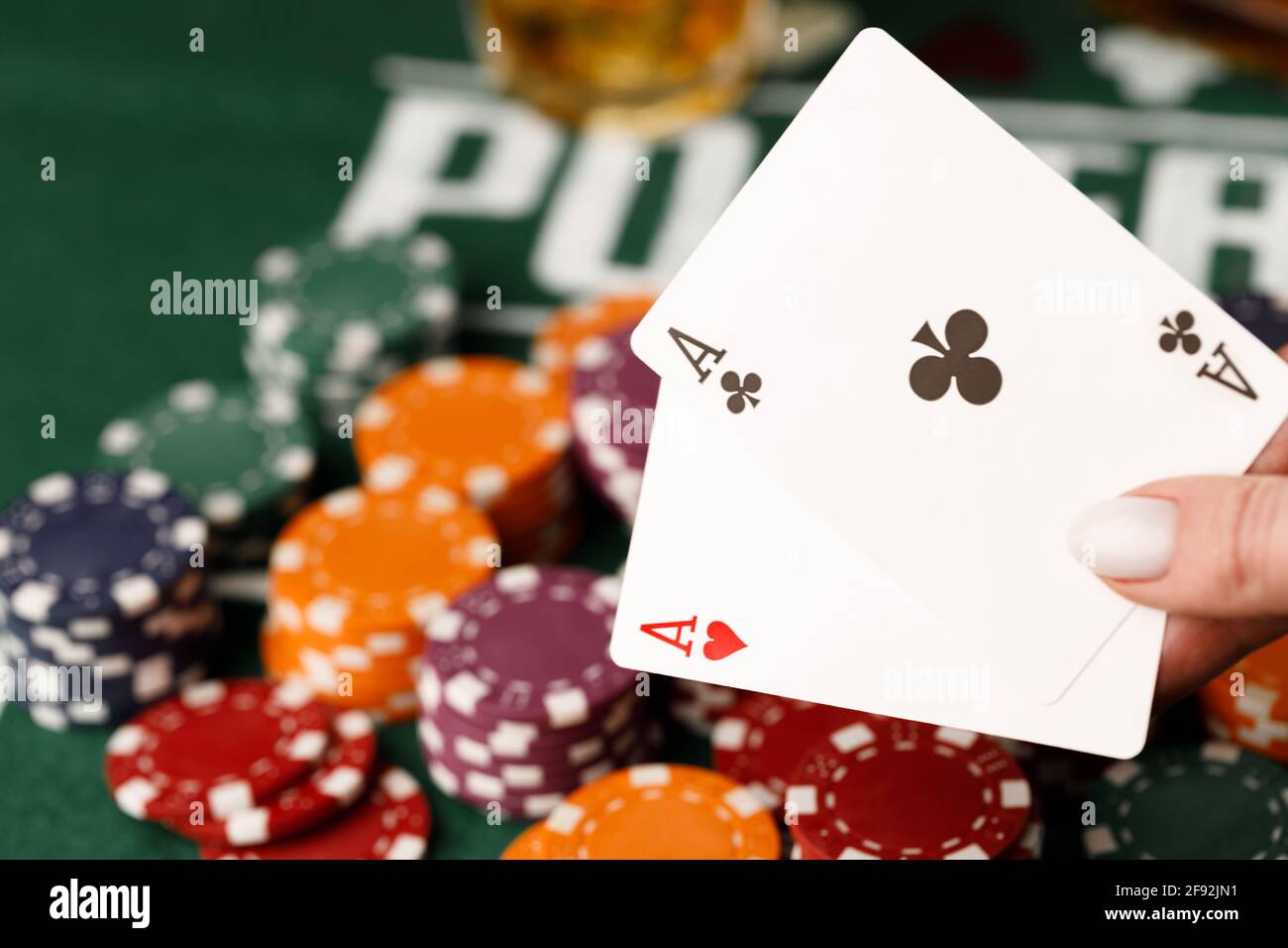 Weibliche Hand mit Spielkarten im Casino Stockfoto